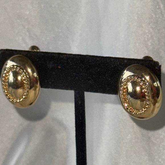 Vintage Gold Tone Rope Accent Textured Dome Screw Back Earrings Elegant - Picture 2 of 11